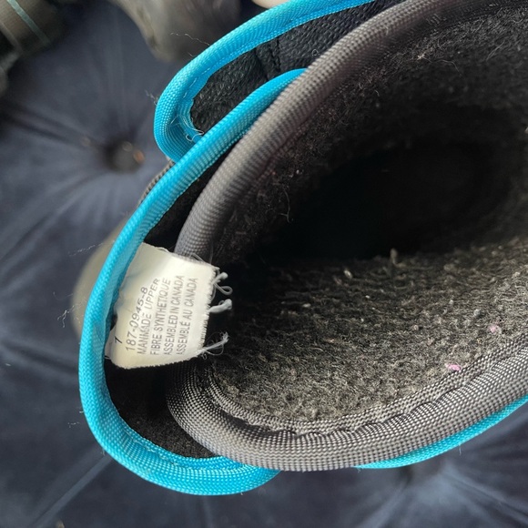 Kids Snow Boots and Gloves (size 1 for boots) - Picture 2 of 2